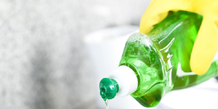 Cách tẩy dầu mỡ trên quần áo đơn giản tại nhà
