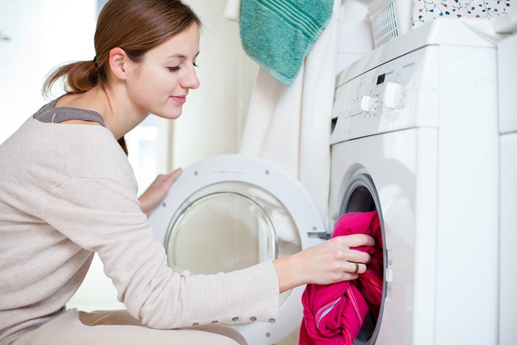 Nguyên nhân và cách xử lý mùi hôi bên trong máy giặt