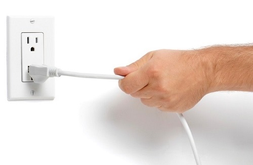 Không rút phích cắm điện dẫn đến máy giặt bị chập điện