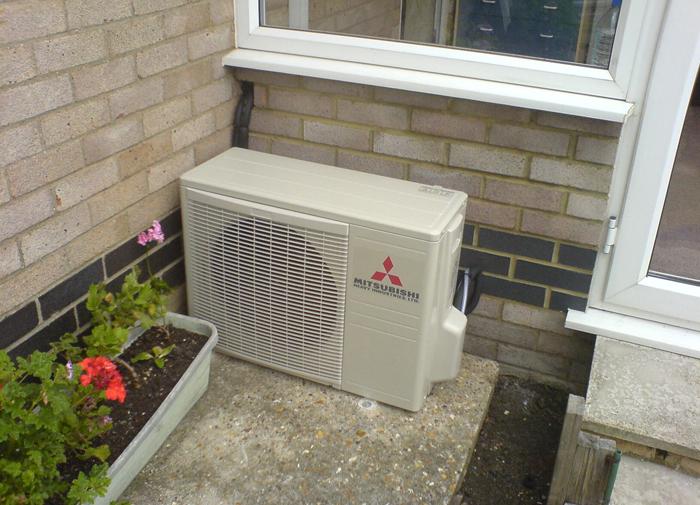 Phải làm sao khi cục nóng máy lạnh Lg bị chảy nước