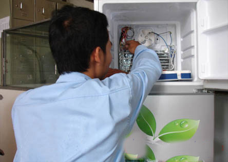 Tủ lạnh bị thủng ngăn đá cách sửa ra sao