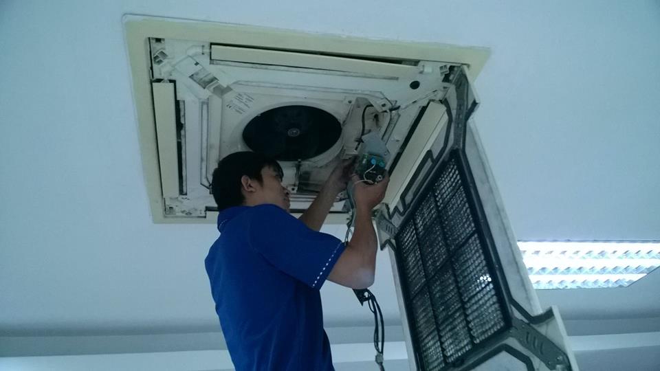 Các thao tác vệ sinh máy lạnh âm trần đơn giản tại nhà