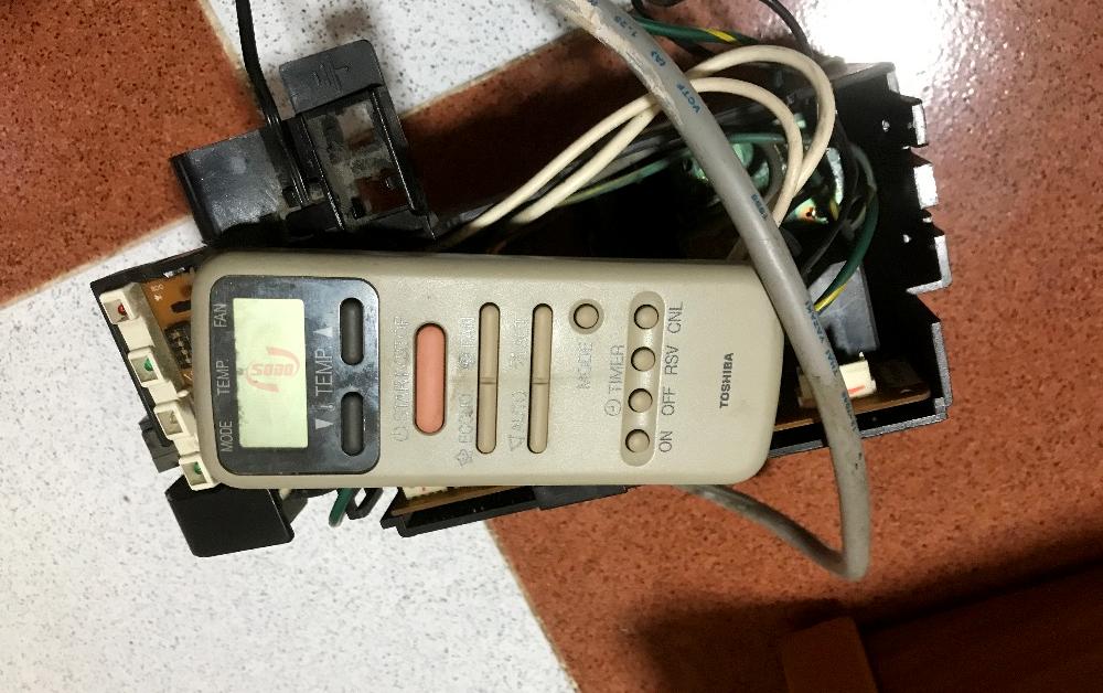 Remote hết pin khiến máy lạnh không nhận được tín hiệu