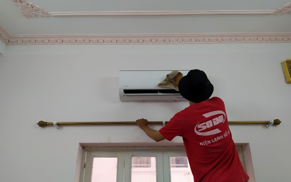 Vệ sinh thật kỹ giúp máy lạnh tránh hư hỏng