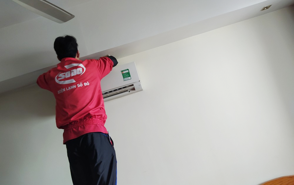 Máy lạnh bị bụi bẩn bám vào sẽ bị chớp đèn liên tục