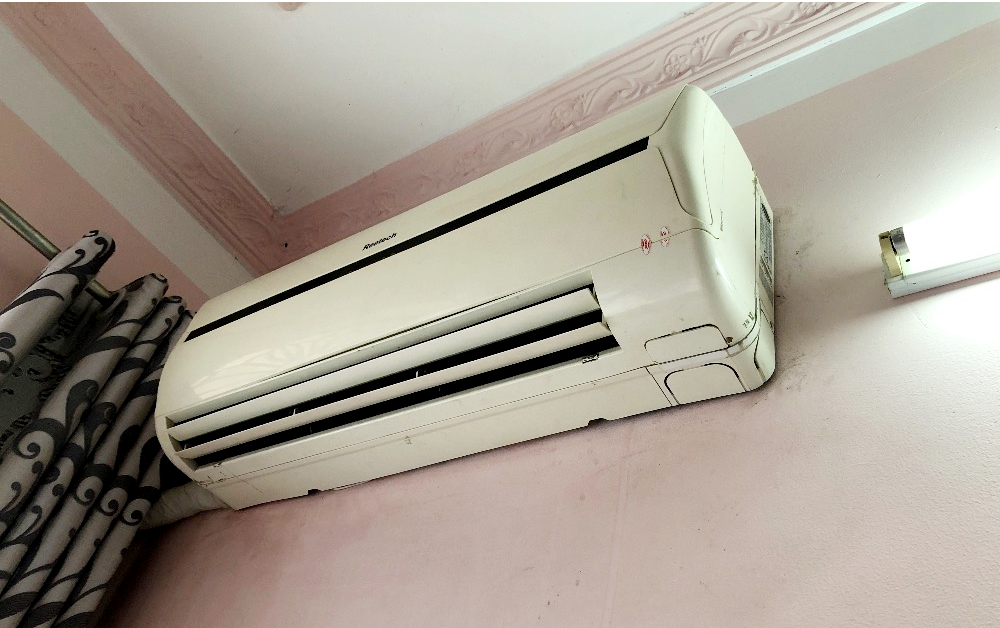 Điện Lạnh Quân tem bảo hành rõ ràng sau khi sửa máy lạnh bị chớp đèn liên tục