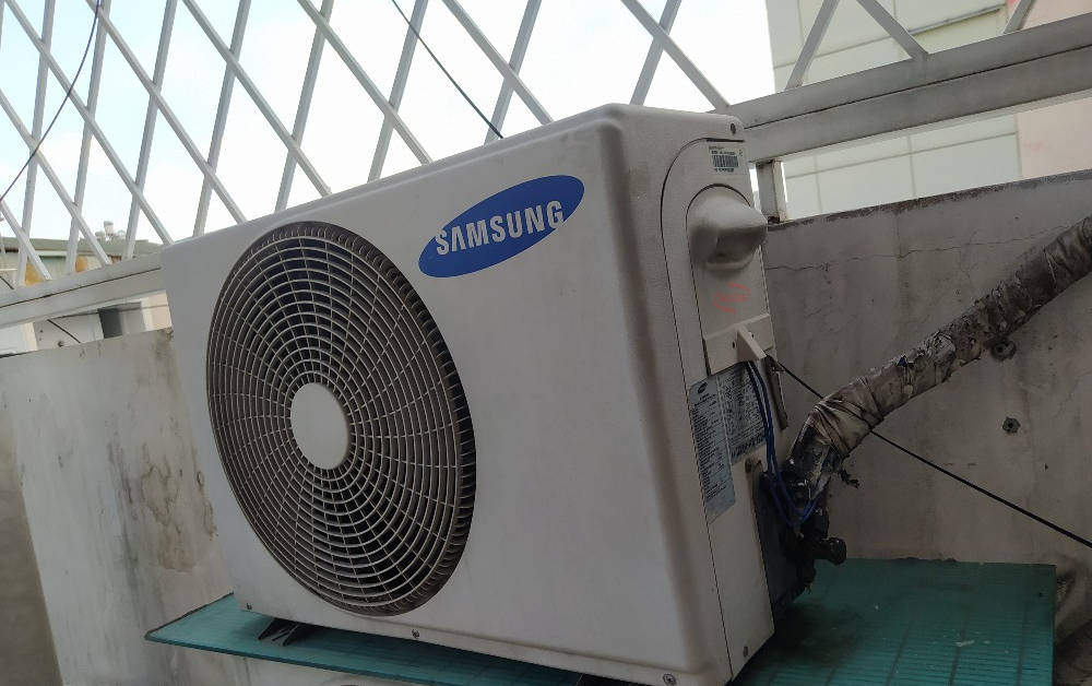Máy lạnh đã bị hỏng khi cục nóng lúc chạy lúc không